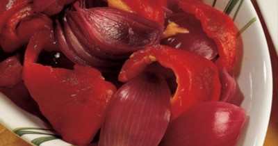 Салат из маринованного красного лука
