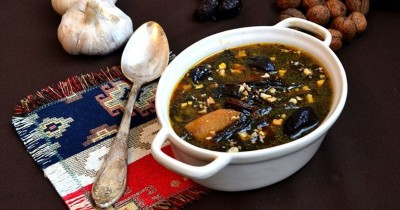 Суп из авелука с орехами и черносливом
