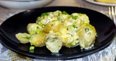 Картошка в чесночном соусе запеченная в духовке