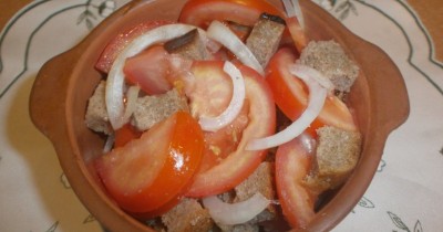 Хлебный салат с помидорами