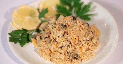 Коричневый бурый рис с мидиями в луковом соусе