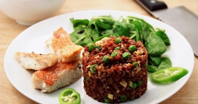 Красный рис с рыбой и шпинатом