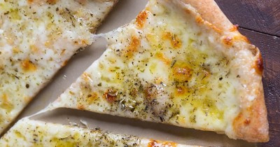 Белая пицца с итальянской смесью трав