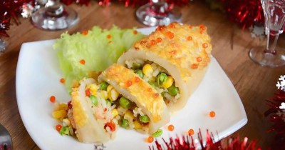 Запеченный кальмар с гавайской смесью и креветками