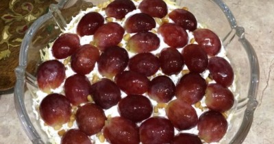 Салат с курицей кедровыми орешками и виноградом