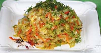 Молодая капуста тушеная с морковкой и луком