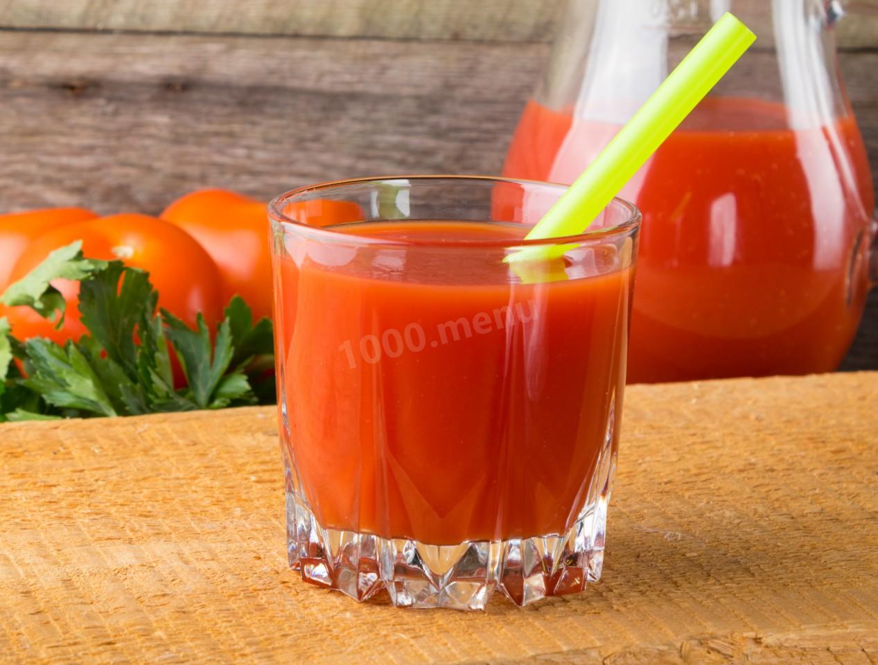 Томатный сок с сельдереем. Томатный сок. Напитки из томатов. Томатный сок домашний. Напиток томатный.