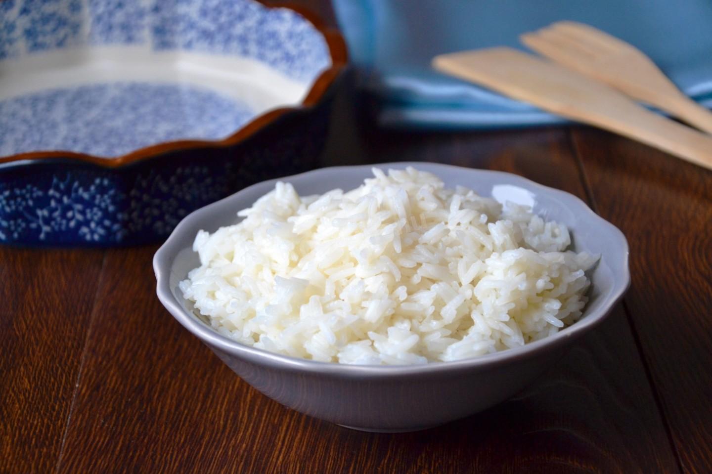 Готовая рисовая каша. Рисовая каша рассыпчатая. Рис отварной рассыпчатый. Вареный рассыпчатый рис. Рассыпчатый гарнирный рис.