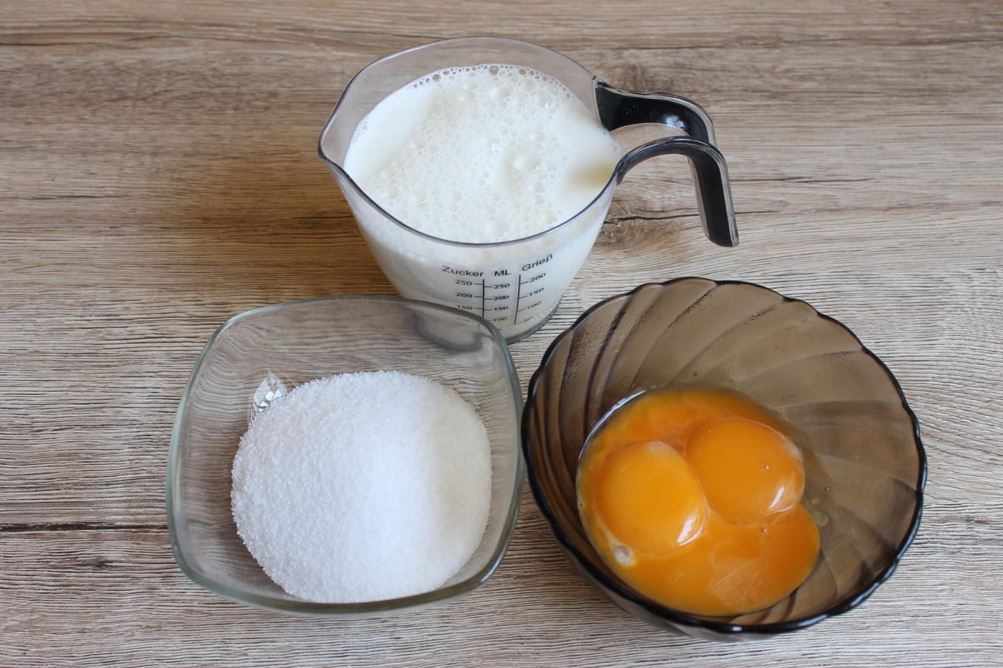 Мука сахар соль вода рецепт. Ингредиенты для кекса. Мука и яйца. Яйца молоко сахар смешивают. Молоко и яйца.