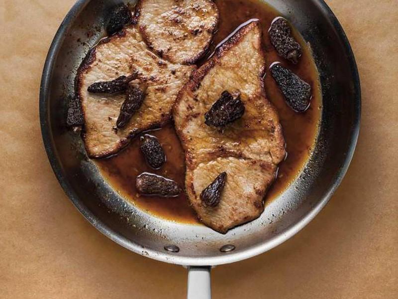 Как приготовить мягкую и сочную говядину на сковороде: лучшие рецепты