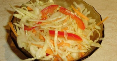 Салат из свежей капусты со сладким перцем, морковью, уксусом