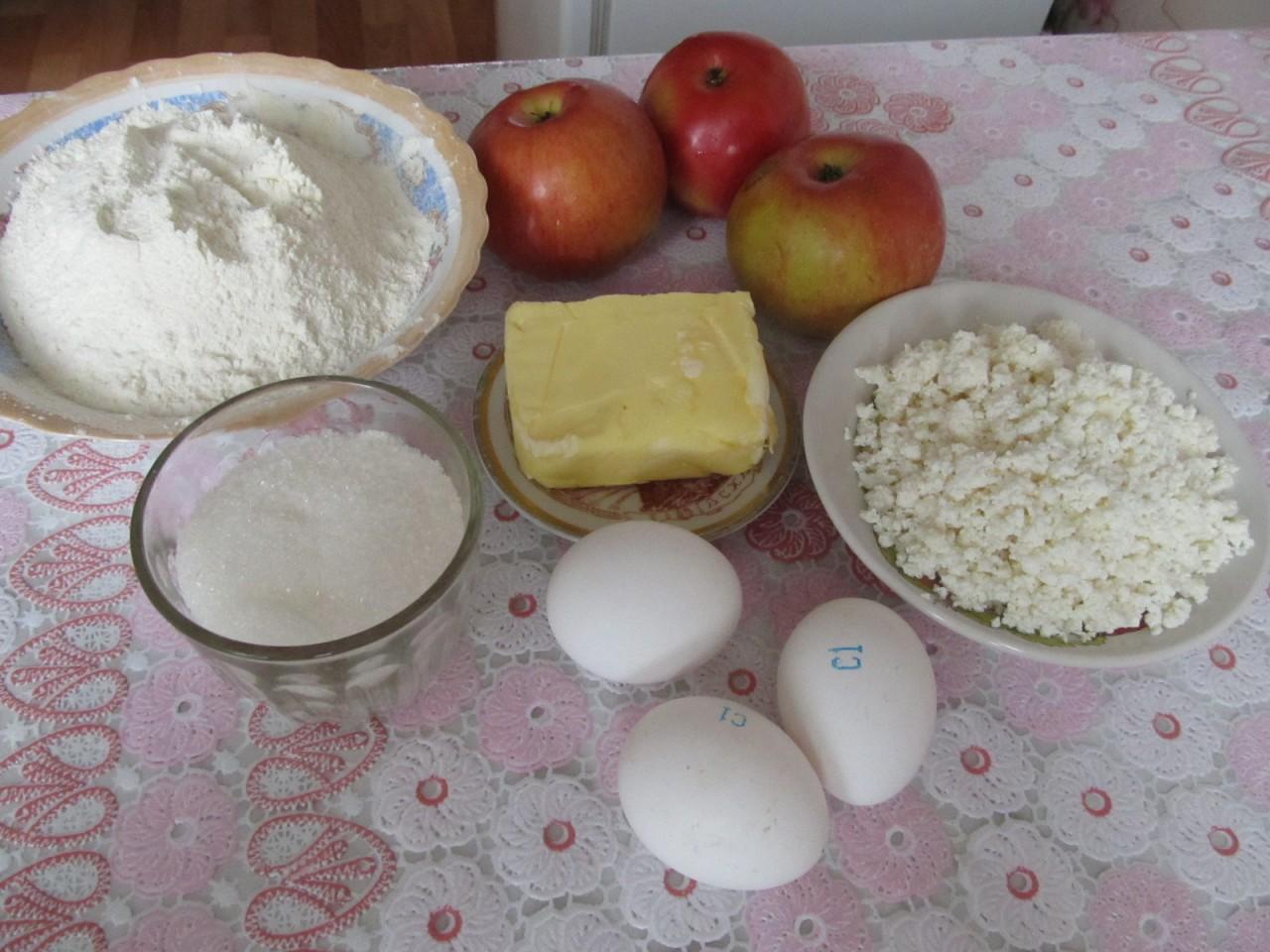 Ингредиенты для творожной пирог. Творог яйцо мука сахар рецепт на сковороде. Из творога яйцо сахар мука и в морозилку. Мука яйца творог яблоки что можно сделать. Творог яйца без муки
