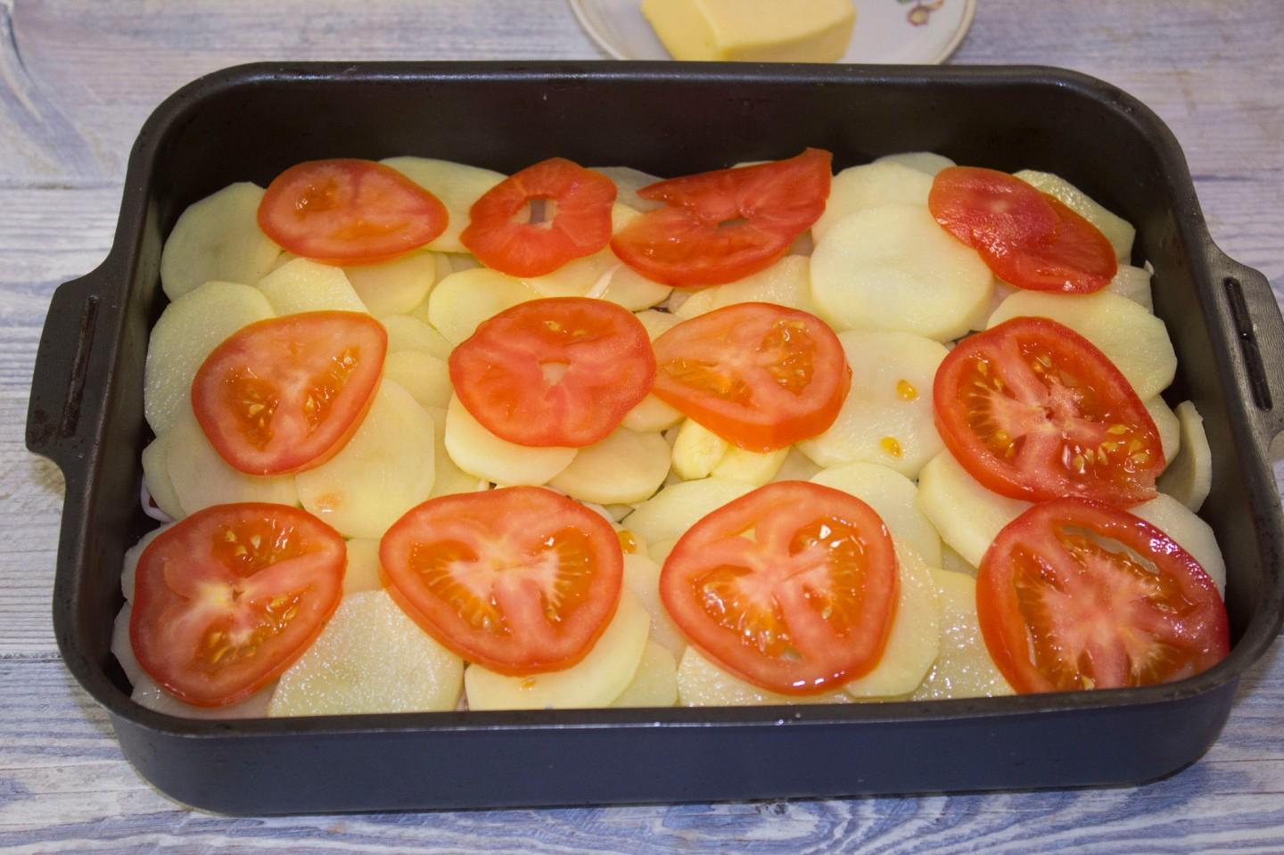 Мясо с картошкой и помидорами слоями. Картошка с помидорами в духовке. Картошка с помидорами и сыром. Картофель с помидорами и сыром в духовке. Картошка с фаршем и помидорами в духовке.