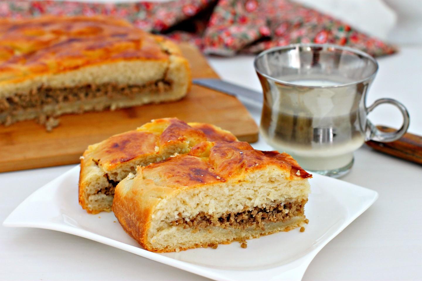 Пирог с вареньем в духовке из дрожжевого теста с фото открытый рецепт