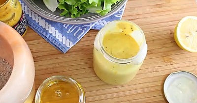 Быстрый соус для греческого салата с йогуртом и горчицей