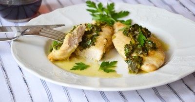 Жареное куриное филе на сковороде с лимоном и зеленью