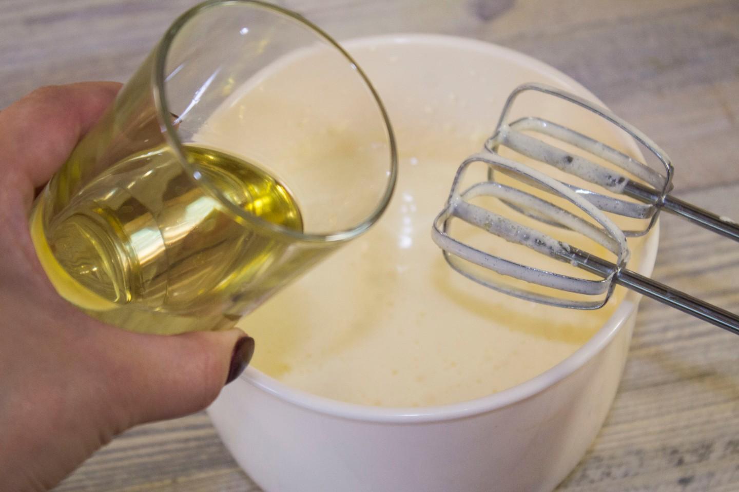 Растительное масло в стакане. Кефир и подсолнечное масло. Кекс на растительном масле. Растительное масло на кекс растительное масло.