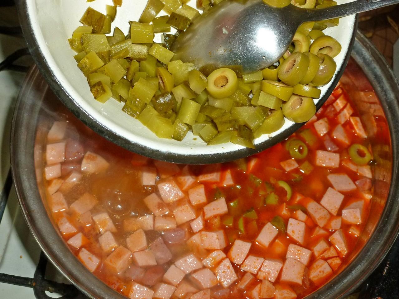 Солянка с колбасой и солеными огурцами с картошкой рецепт пошагово с фото классический в кастрюле