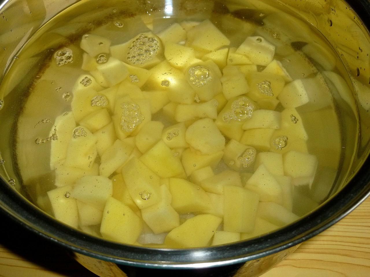 Картошку кидать в кипящую воду. Картофель нарезанный кубиками в кастрюле. Нарезанная картошка в кастрюле. Картошка в кастрюле с водой. Вареная картошка кубиками.