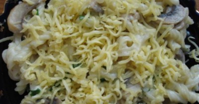 Паста с грибами в сливочном соусе с белым вином и сыром