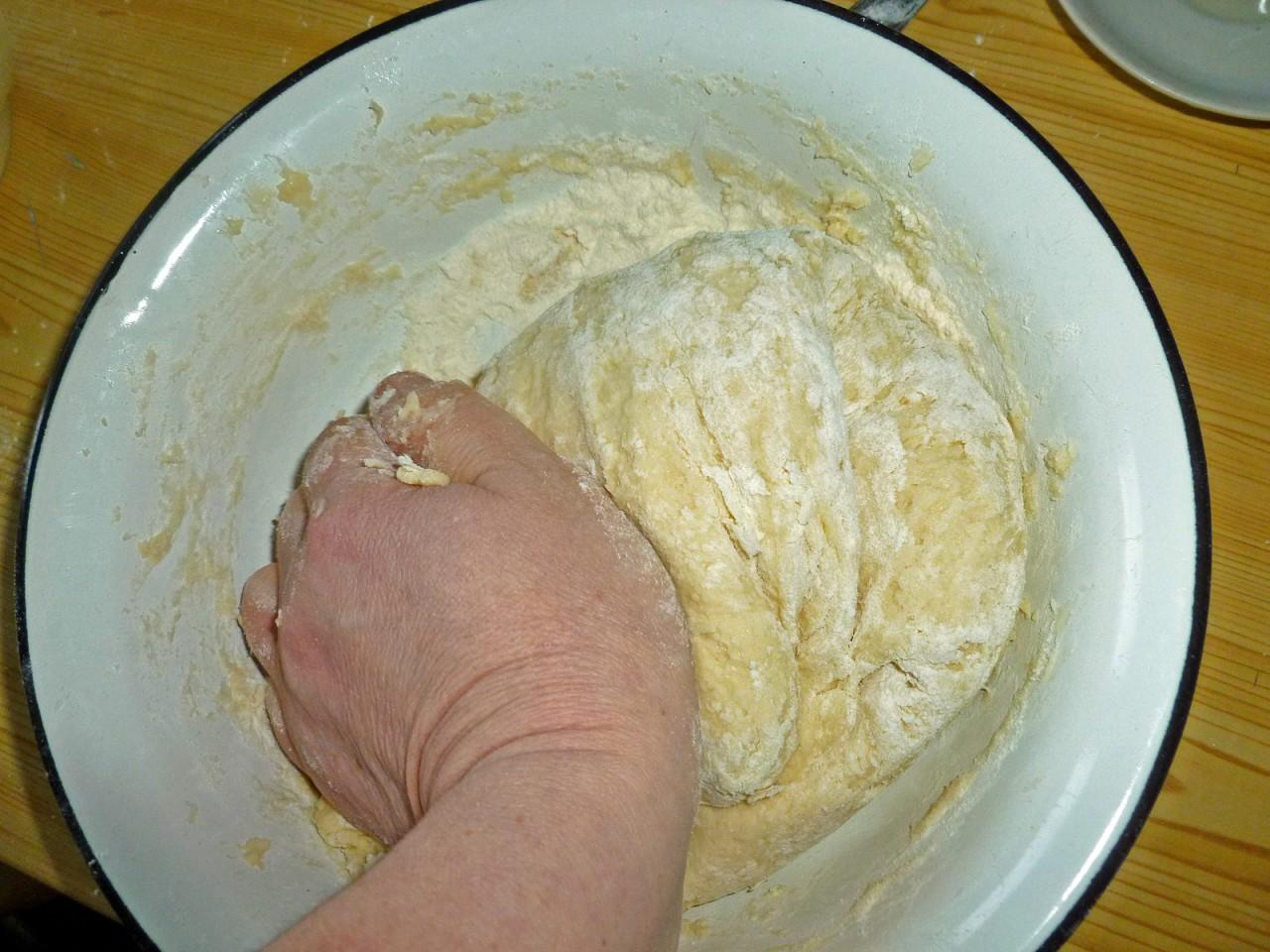 Горячее тесто есть. Ест тесто. Тесто кулича липнет к рукам. Чтобы тесто не липло к рукам. На скорую руку да на долгую муку.