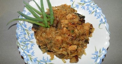 Тушеная капуста с курицей и грибами
