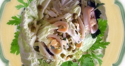 Салат с майонезом, кальмарами и пекинская капустой