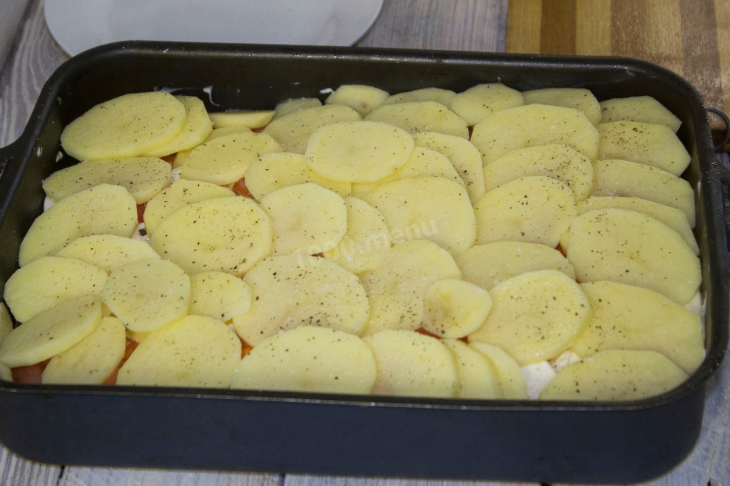Картошка с мясом в духовке на противне