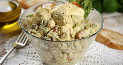 Столичный салат с свежими огурцами