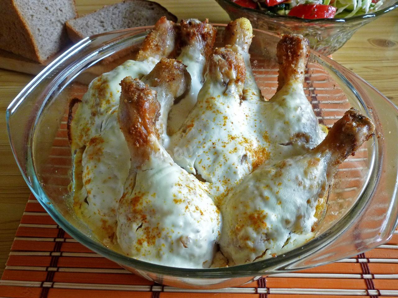 Курица в сметане рецепт. Куриные ножки в сметане. Куриные ножки со сметаной и сыром. Куриные голени на сковороде. Куриные голени в сметане.