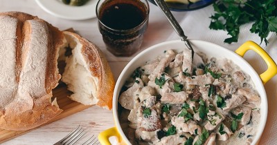 Бефстроганов из свинины со сметаной и шампиньонами