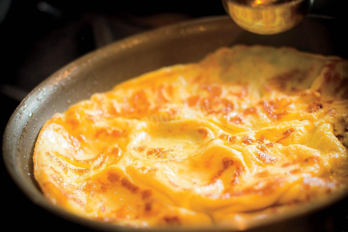 Омлет на сковороде с молоком пышный с сыром рецепт с фото пошагово