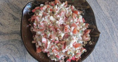 Салат из помидоров с яйцами и крабовыми палочками