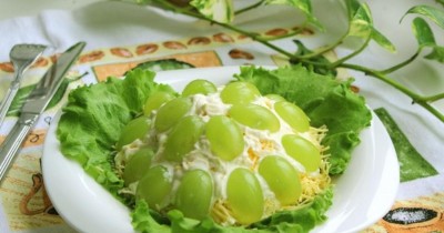 Салат с курицей виноградом грецкими орехами и сыром