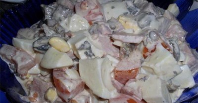 Вкусный салат из мяса крабов и грибов