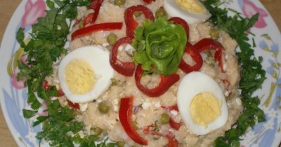 Салат с зеленым горошком и яйцом
