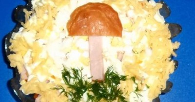 Салат с грибами сыром и ветчиной