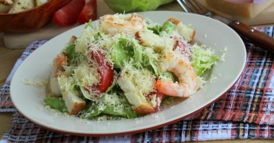 Цезарь салат с креветками и сухариками