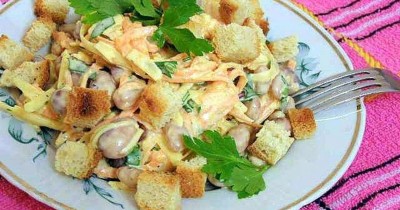 Салат с фасолью, корейской морковью и сухариками