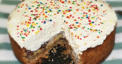 Банановый торт с печеньем и взбитыми сливками