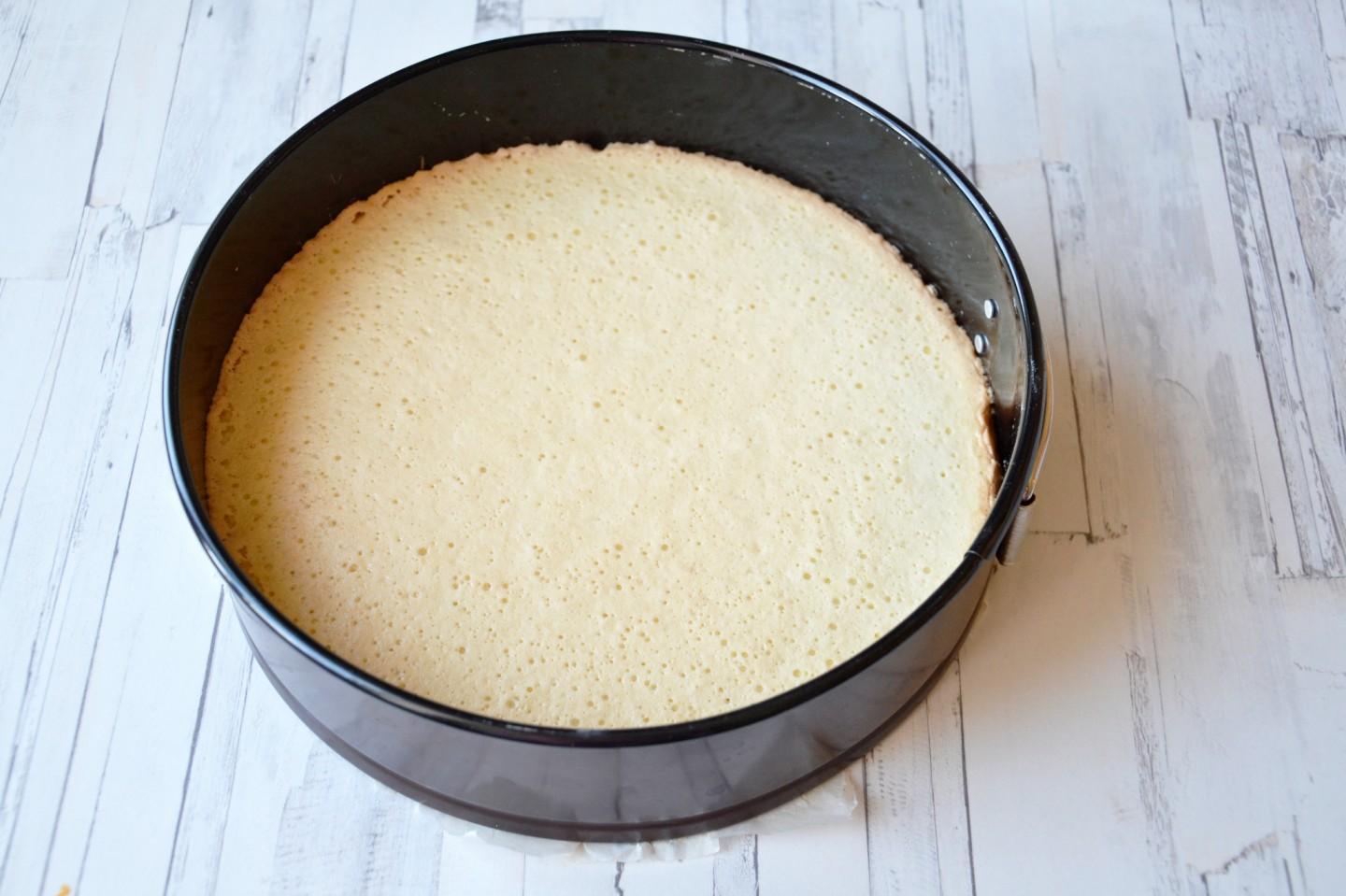При скольки градусах выпекать тесто. Тесто в разъемной форме для пирога. Смазать форму сливочным маслом. Формы для пудинга смазываем маслом. Песочный пирог выпекают при температуре.