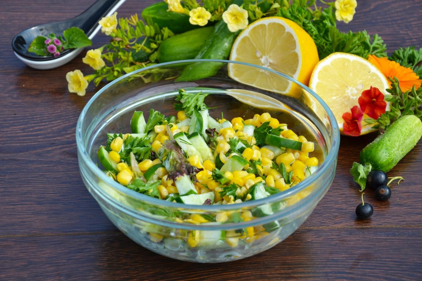 Консервированная кукуруза салаты рецепты с фото. Салат с кукурузой. Овощной салат с кукурузой. Летний овощной салат. Летний салат с кукурузой.