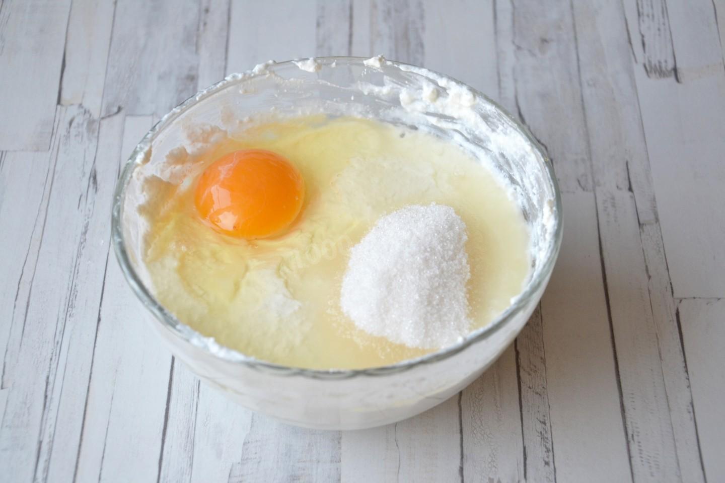Желток сахар мука. Взбитые яйца. Желток в муке. Смешивать яйцо сахар и соль. Яйца с сахаром.