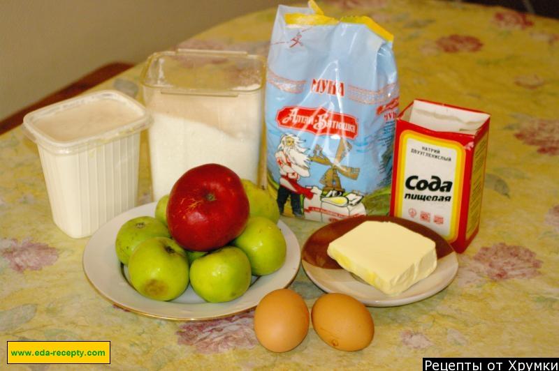 Масло яблоки мука. Ингредиенты для шарлотки. Мука для шарлотки. Шарлотка яйцо мука сахар яблоки. Мука сахар яйца сода яблоки для шарлотки.