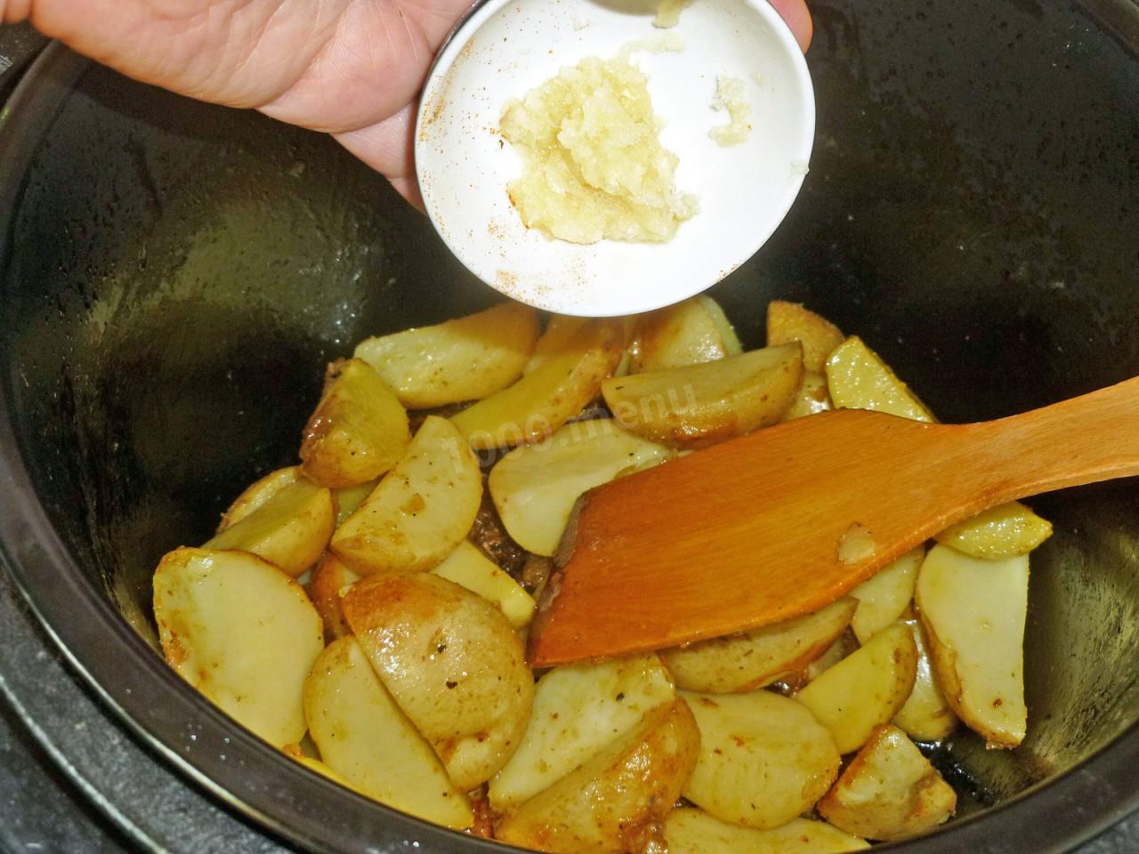 Картошечка по деревенски на сковороде рецепт с фото пошагово