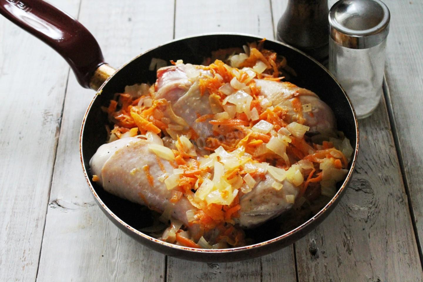 Лук тушеный без масла. Тушеная курица. Курица тушеная с луком. Курица с морковью и луком. Тушеная курица с луком и морковью.