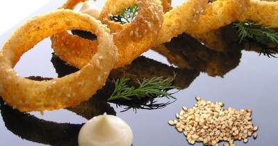 Лук фри кольцами в панировке с кунжутом