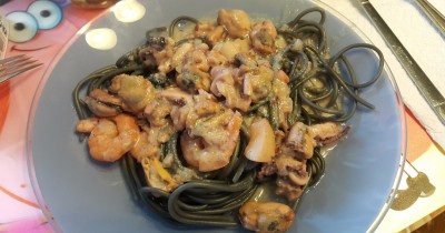 Морепродукты в сметанном соусе