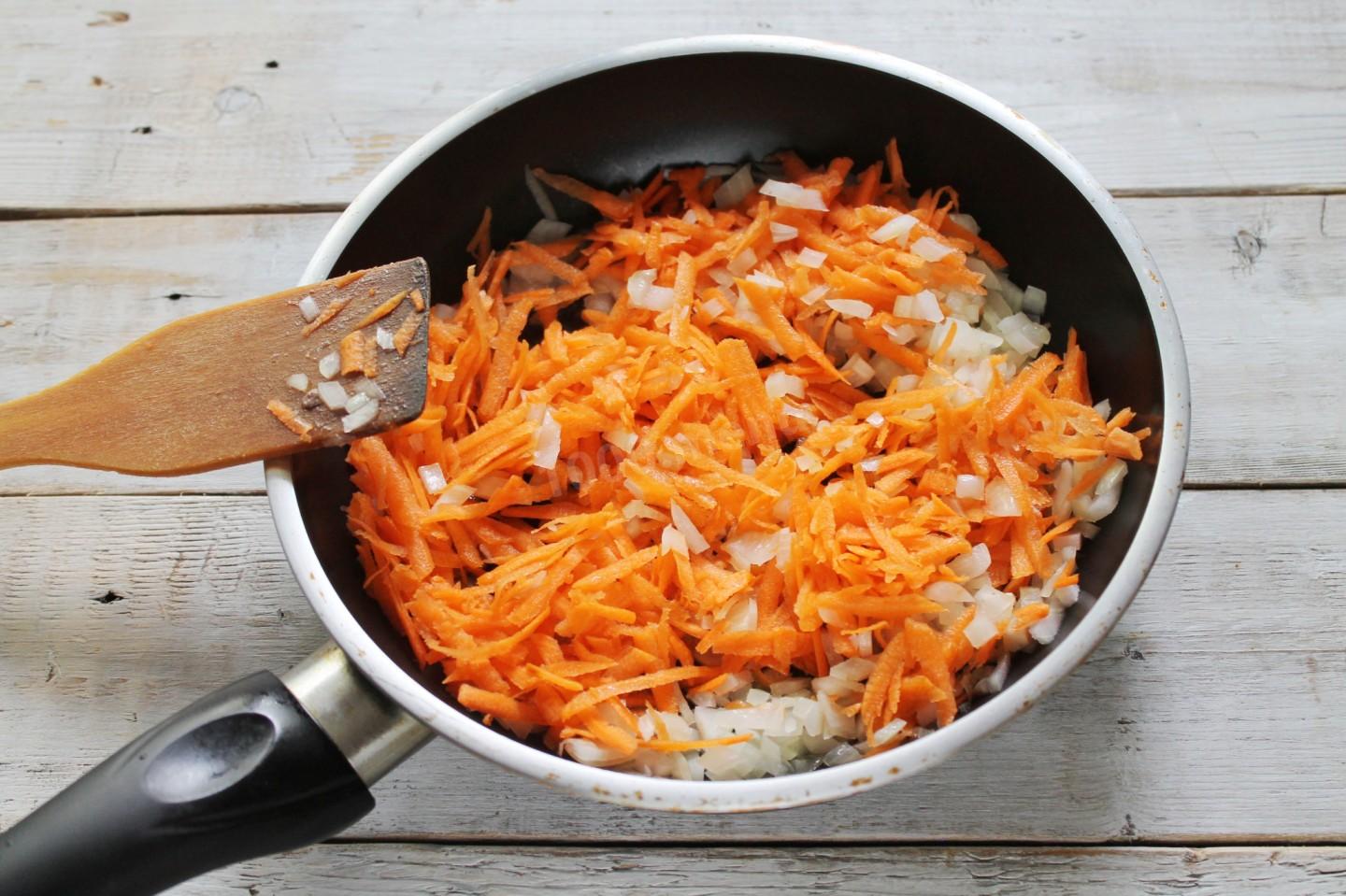 Морковка лук мясо. Пассерованные лук и морковь. Пассировка овощей. Пассировка моркови. Пассировка лук морковь.