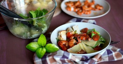 Салат цезарь с жареными креветками